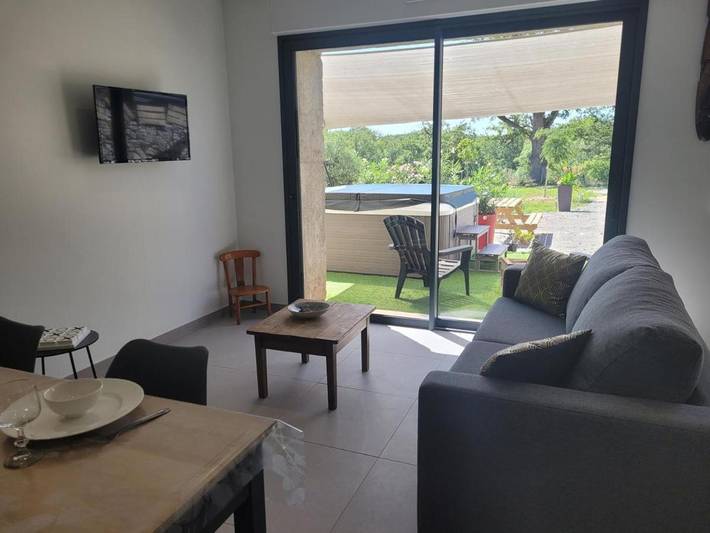Gîte pour 2 personnes, avec jardin ainsi que terrasse et jacuzzi dans Couzon