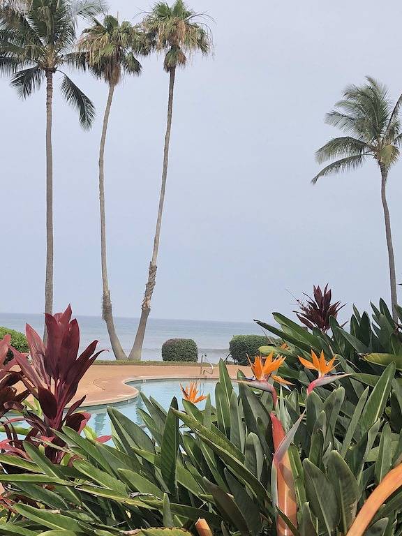 Vacation rental for 2 people, with pool and yard as well as terrace on Molokai