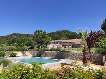 Gîte pour 4 personnes, avec piscine ainsi que jardin et terrasse à Cucuron