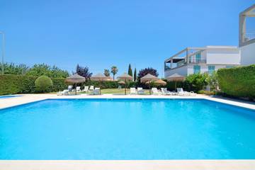 Gîte pour 2 personnes, avec balcon ainsi que jardin et bassin pour enfant à Cabanas de Tavira