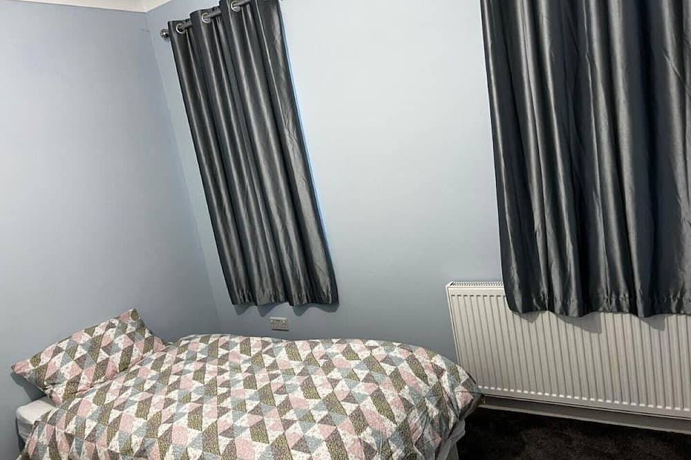 Exciting 4 Bedroom Bungalow in Greater London Sleeps 6 in Havering, London