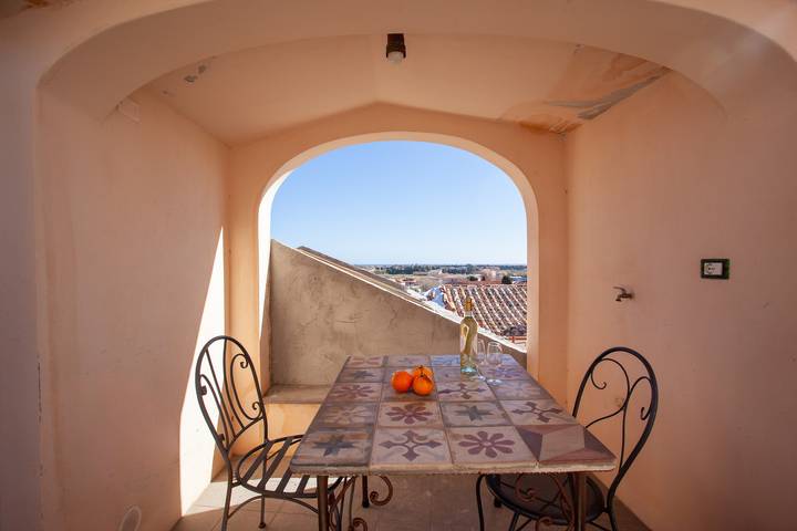 Ganze Wohnung, Ferienwohnung "Hora Est" mit Meerblick, Terrasse, Wlan und privatem Parkplatz in Orosei, Golf von Orosei