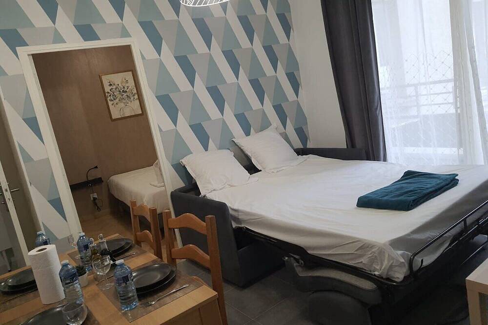 Entire apartment, 1 Bedroom unit with balcony in front of Le Bourget Airport in Le Blanc-Mesnil, Seine-Saint-Denis