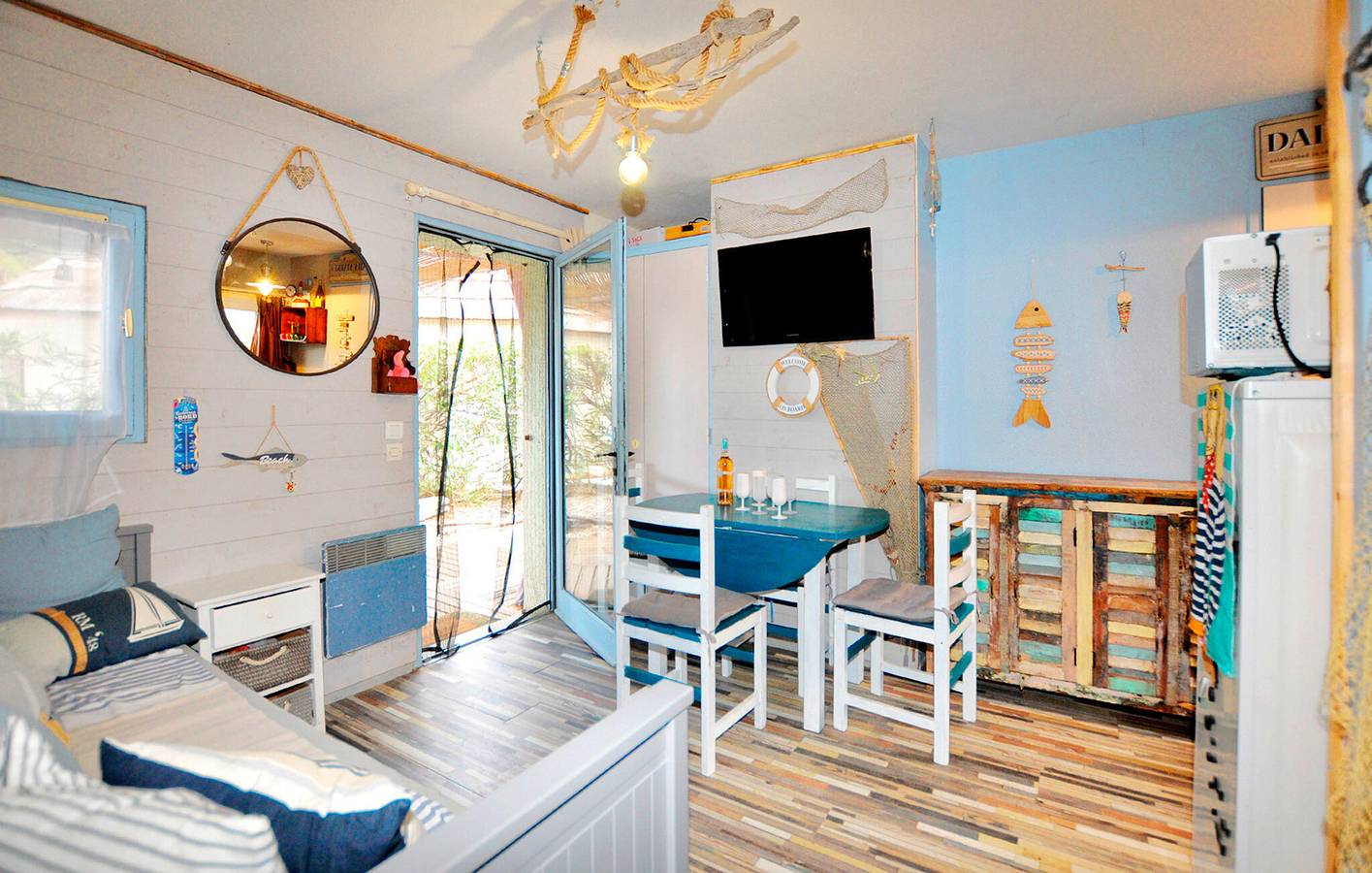 Beachside Apartment with Pool & Parking, 1.5km from Beach in Le Barcarès, Côte d'Améthyste