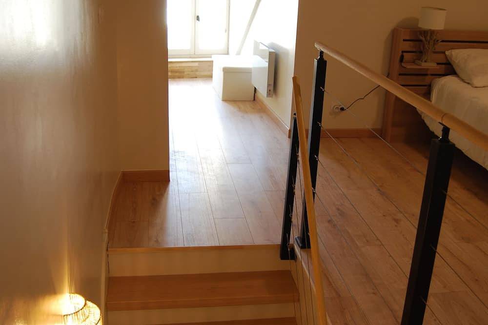 Entire apartment, L'escapade, Spacieux Duplex in Crémieu, La Tour-du-Pin region