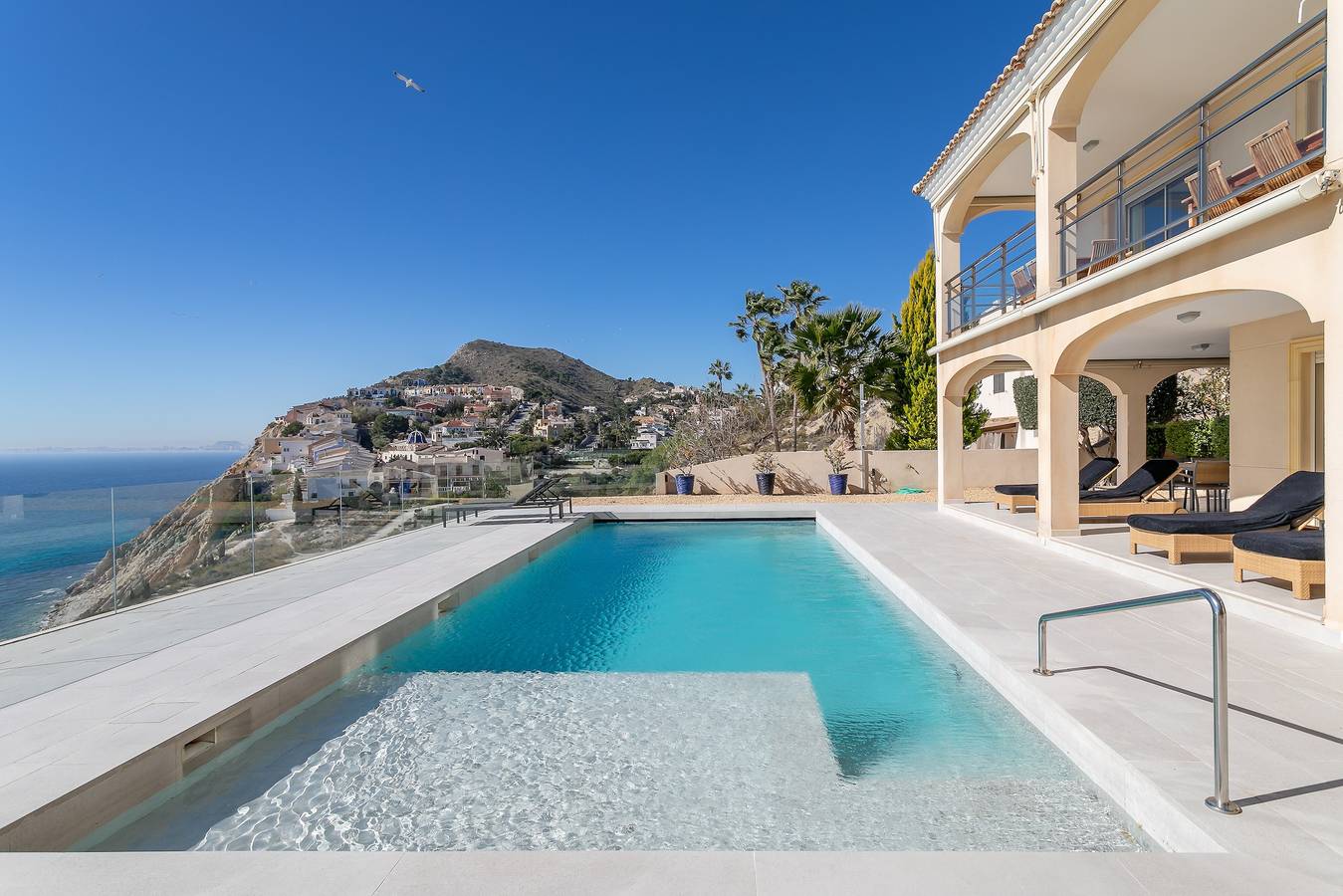 Villa Mina di prima linea con vista spettacolare, piscina e Wi-Fi in La Merced, El Campello