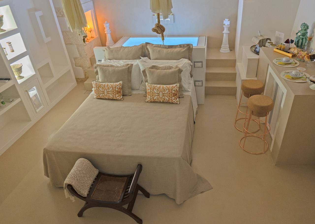 Appartamento intero, Appartamento di lusso 'Eurydice Suite' con piscina interna, terrazza, A/C e Wi-Fi in Ostuni, Salento