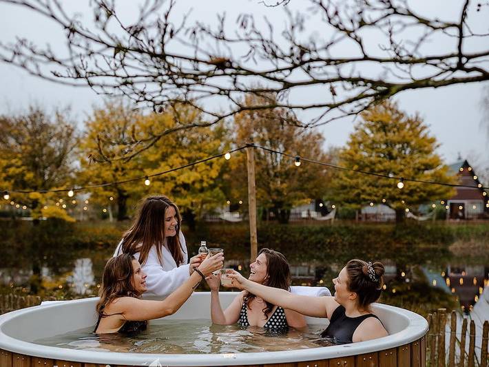 Ferienhaus für 6 Personen, mit Sauna und Balkon/Terrasse sowie Terrasse und Whirlpool