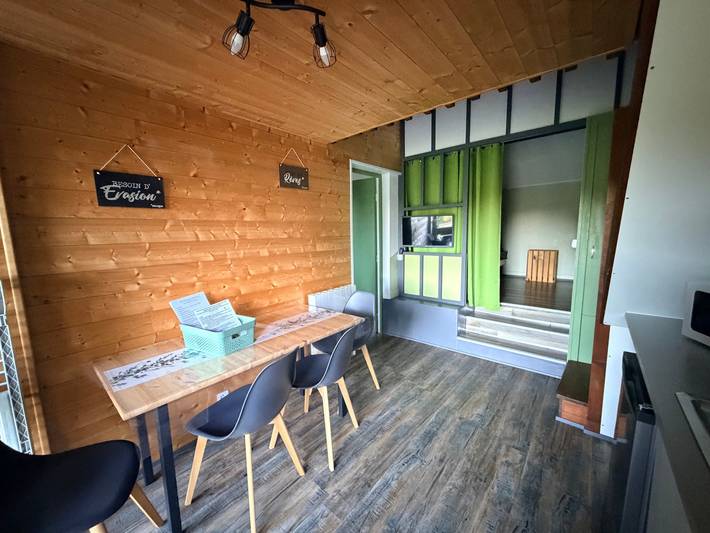 Cottage 'Le Petit Gite L'étang Des Portes' avec vue sur le lac, piscine partagée et Wi-Fi in Mainsat, Région d'Aubussargues