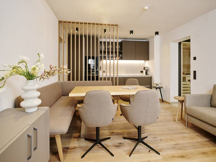 Hütte für 7 Personen, mit Pool und Sauna sowie Whirlpool und Balkon/Terrasse in Tirol - 2