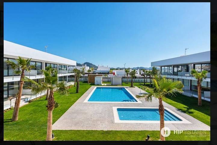 Ferienwohnung für 6 Personen, mit Balkon und Garten sowie Pool