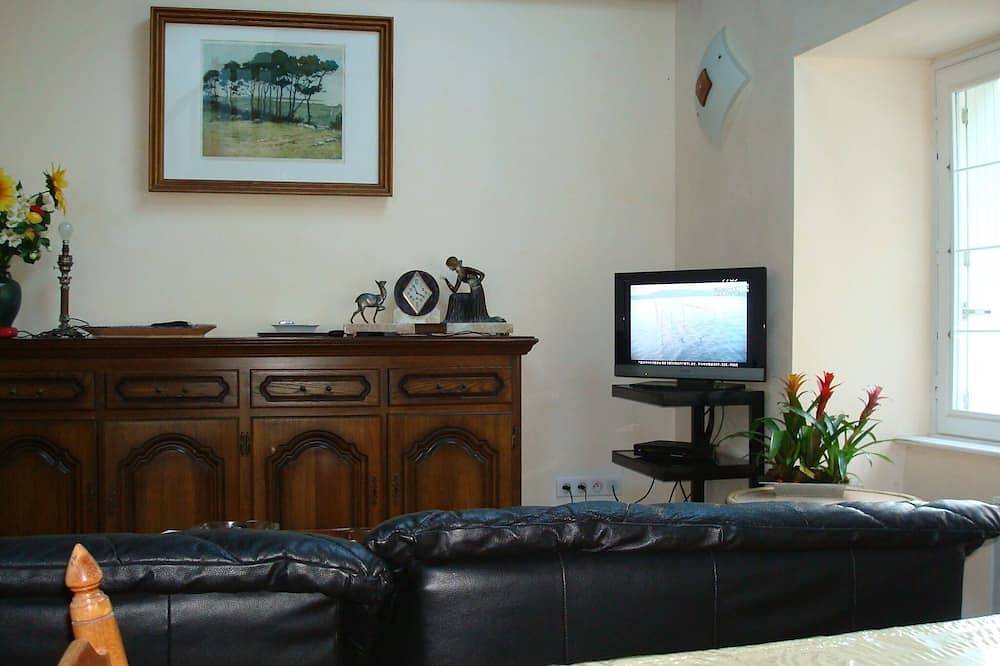 Detached house of character with garden 800m from the beach of Lestrevet in Plomodiern, Iroise