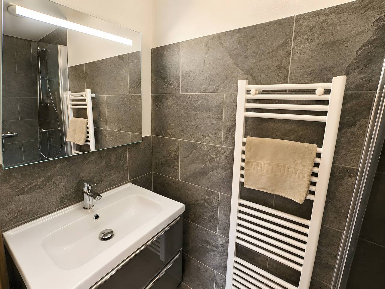 Appartement entier, Appartement "L'épilobe" avec vue sur les montagnes, jardin partagé et Wi-Fi in Bellentre, La Plagne-Tarentaise