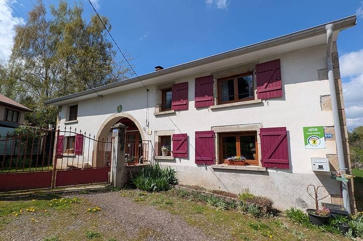 Gîte pour 10 personnes, avec jardin, animaux acceptés à Saint-Bresson