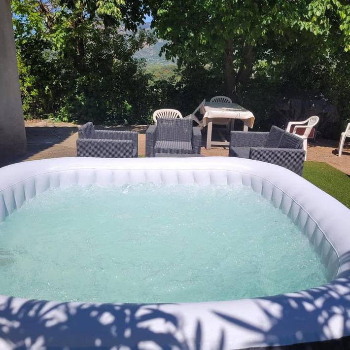 Gîte pour 5 personnes, avec Jacuzzi et Terrasse ainsi que Jardin et Vue à Cuttoli-Corticchiato