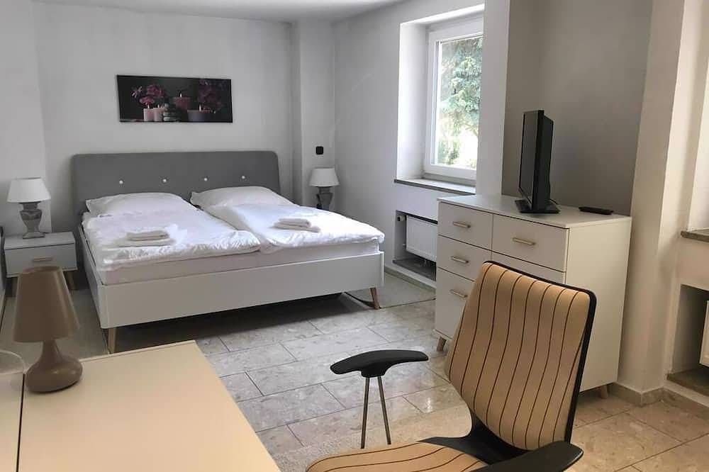 Ganze Wohnung, Ferienwohnung im Eg mit großem Garten und Zugang zur Waldnaab in Neustadt an der Waldnaab, Naturpark Nördlicher Oberpfälzer Wald