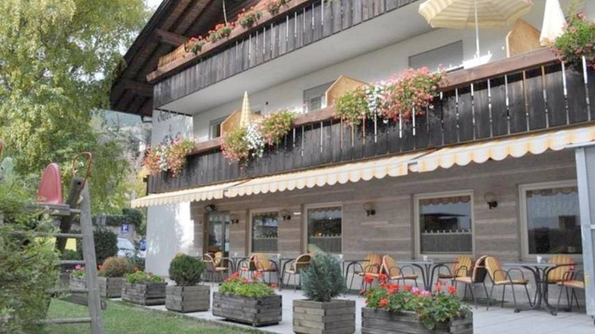 Ferienwohnung für 4 Personen, mit Balkon und Garten sowie Ausblick in Schlanders