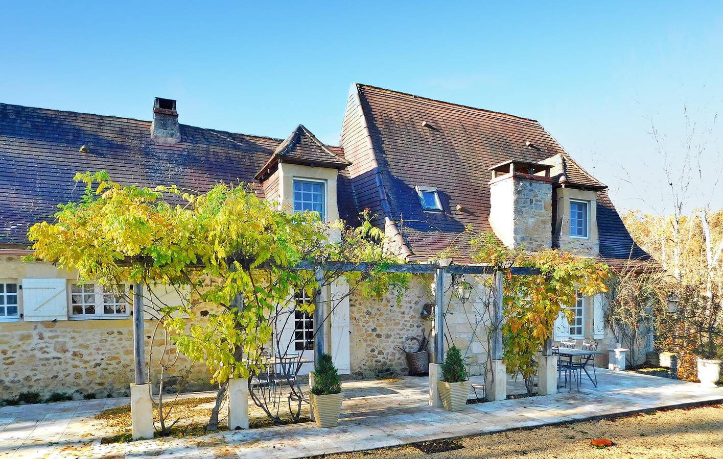 Cozy Apartment with Pool & Stunning Views, Near City Center in Tursac, Périgord Noir