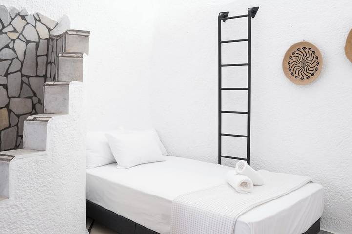Ganze Wohnung, Moderne traditionelle Höhlenvilla, nahe Fira, Hafen und Flughafen! in Mesaria, Santorin