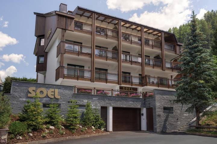 Ferienwohnung für 4 Personen, mit Balkon und Terrasse sowie Garten und Pool in Wolkenstein