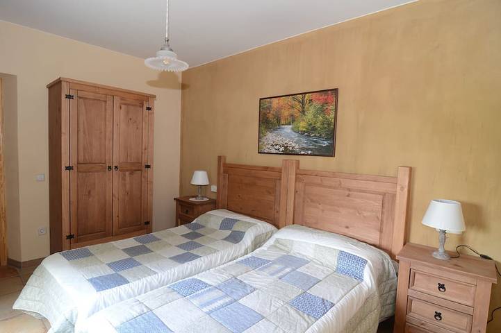 Gîte pour 23 personnes, avec jardin, animaux acceptés à Sils - 4