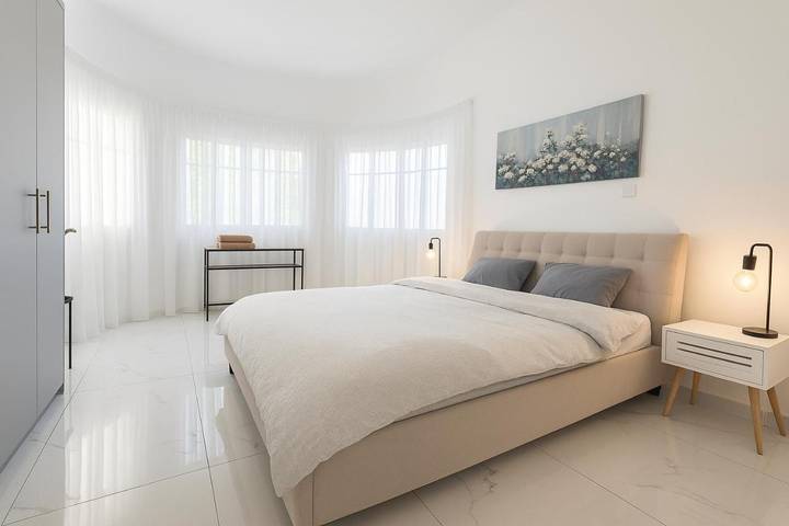 Ferienwohnung für 2 Personen, mit Balkon und Terrasse sowie Ausblick in Limassol