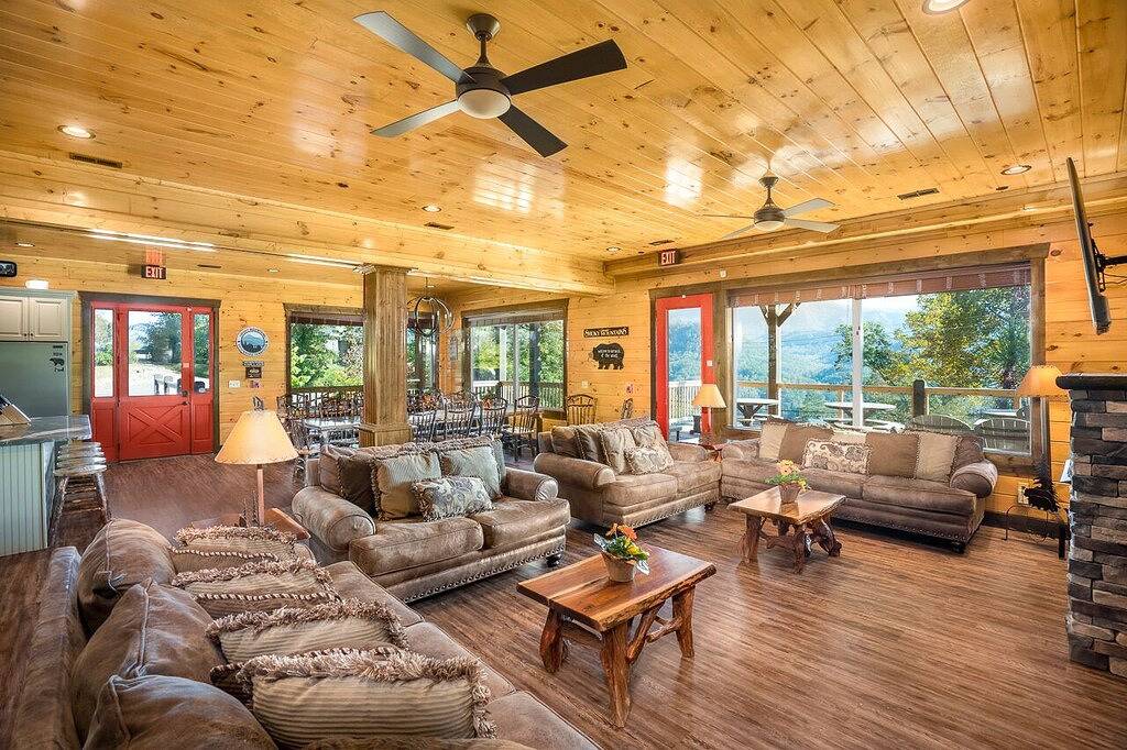 Greystone Retreat: Neue Luxus-Lodge, beheizter Pool, Theaterraum, herrliche Aussicht, Gas-Feuerstelle, große Terrasse in Gatlinburg, Sevier County