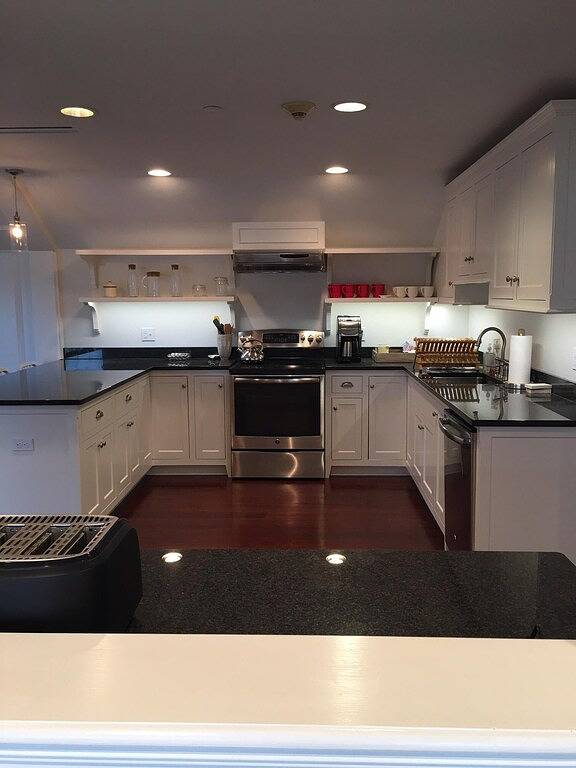 Ganze Wohnung, Geräumige 1-Zimmer-Wohnung. Wasserblick. 3 Minuten zu Fuß zum Hafen und Geschäften. in Camden (ME), Knox County (Maine)