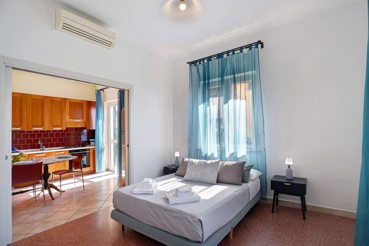 Apartamento entero, Apartamento 'Ebbrezza Di Mare' con vistas al mar, terraza privada, aire acondicionado y Wi-Fi. in Meta, Sorrento Coast