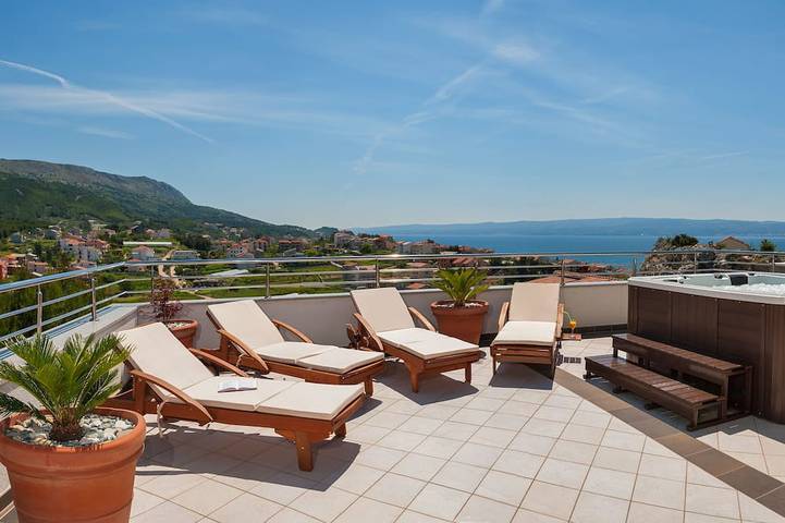 Ferienhaus für 10 Personen, mit Garten und Whirlpool sowie Sauna in Podstrana