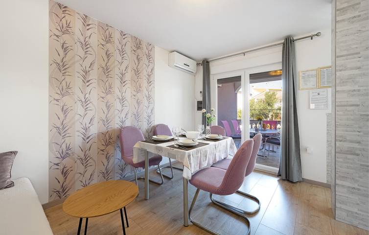 Ganze Ferienwohnung, Appartement am Strand mit WiFi, AC, Parkplatz und Terrasse in Vodice, Šibenik-Knin