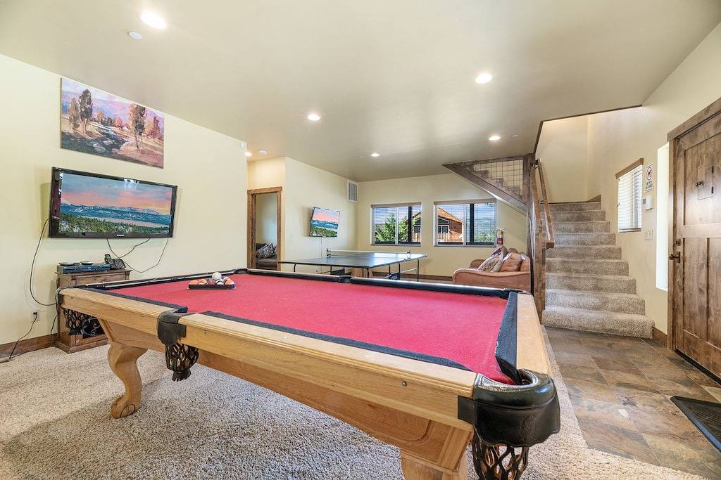 Sky High Retreat - Atemberaubende Aussicht auf den See mit Pool-Tisch und Outdoor-Spa! in Snow Summit, Big Bear Lake