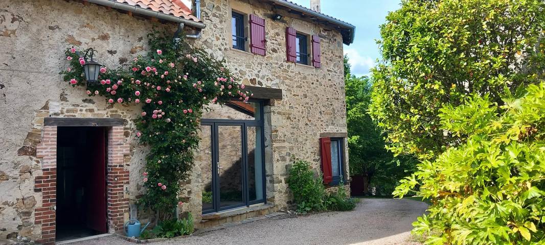 Gîte pour 6 personnes, avec jardin à Solignac (homonymie)