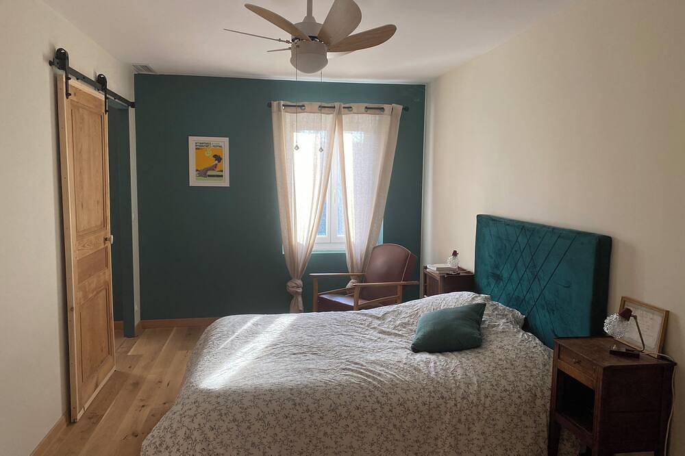 Casa Poli, village house with terrace at the foot of the Alpilles mountains in Eyguières, Arles region