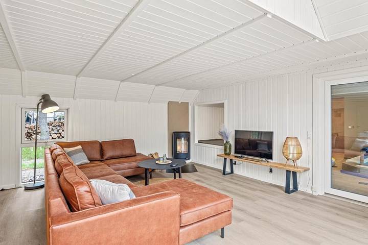 Großes, gemütliches Ferienhaus mit Pool und Kaminofen in Blåvand in Blavand, Varde