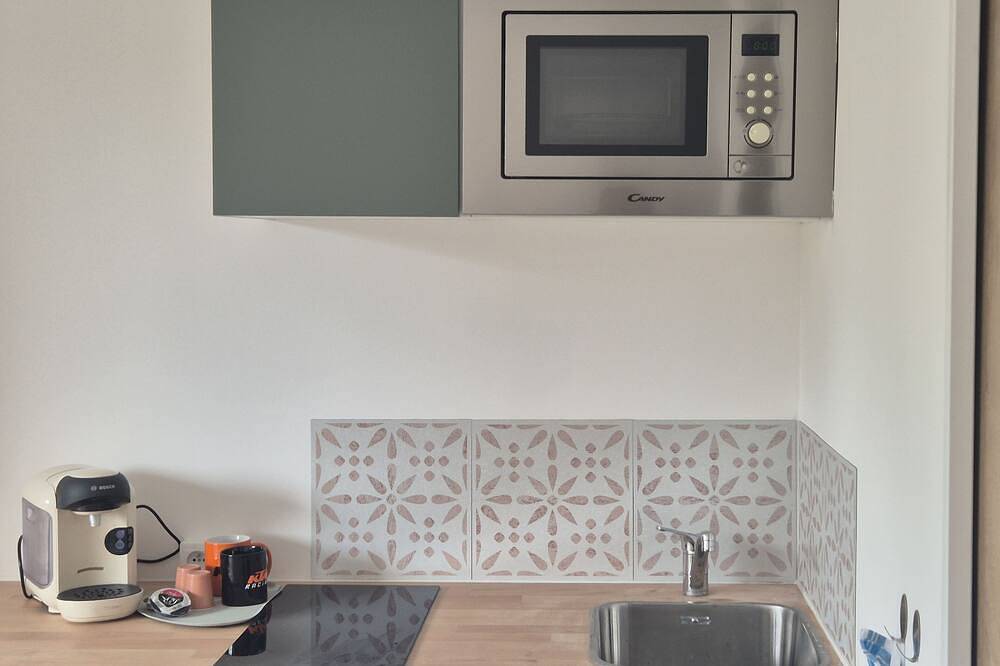 Entire apartment, Charming Studio with Balcony Two Steps from Strasbourg and its Cathedral in Schiltigheim, Strasbourg region