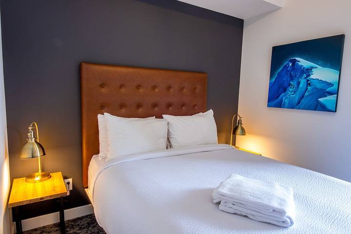 Hotel for 10 people, with hot tub in Revelstoke