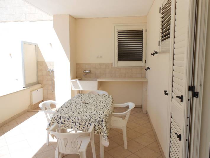 Apartamento entero, Helles, einladendes Appartement mit überdachter Veranda in Strandnähe in Spiaggia libera Santa María di Leuca, Castrignano del Capo