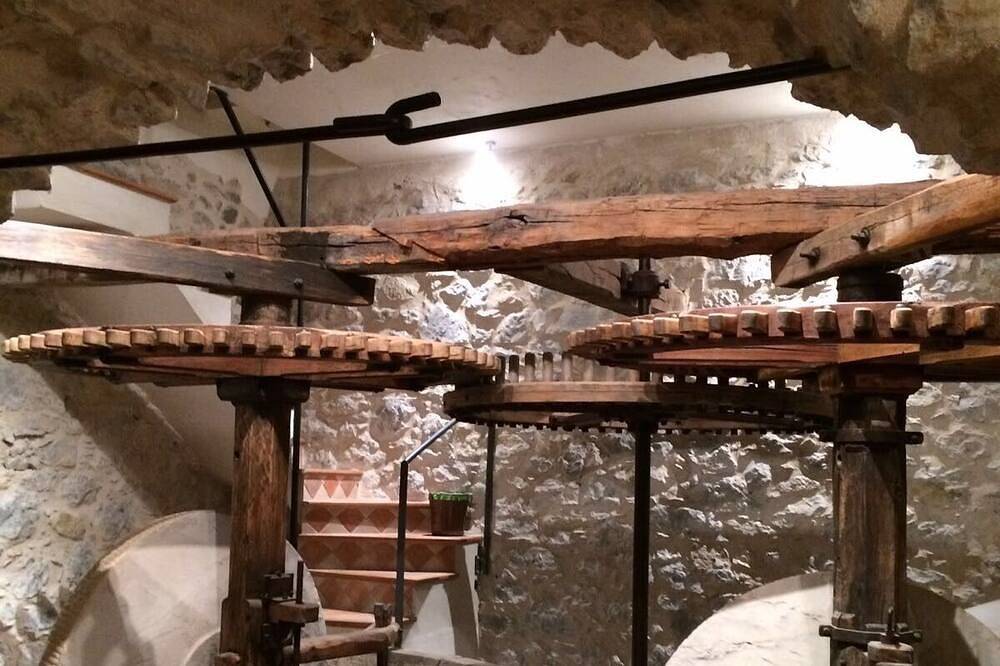 Ancien moulin à huile à 25 km de nice et 25 du parc mercantour<br> in Coaraze, Côte méditerranéenne (France)