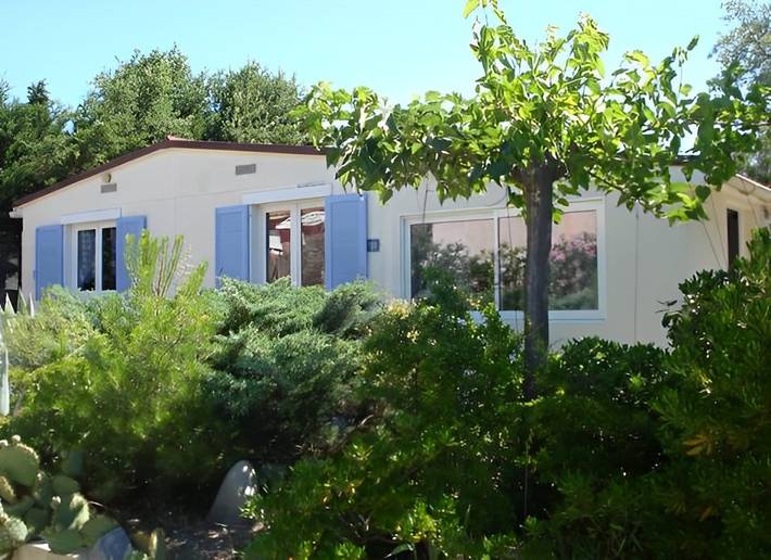 Gîte pour 4 personnes, avec terrasse ainsi que piscine et jardin