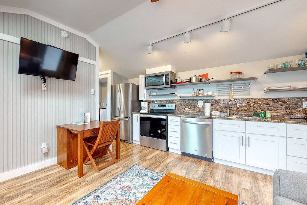 Charmantes hundefreundliches Ferienhaus mit Gemeinschaftspool und Whirlpool - zu Fuß zum Meer! in Kennebunk, York County