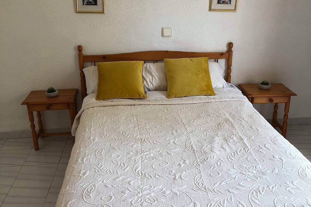 Superb 2 bedroom apartment with balcony, Denia, sleeps 6 in Pedreguer, Costa Blanca