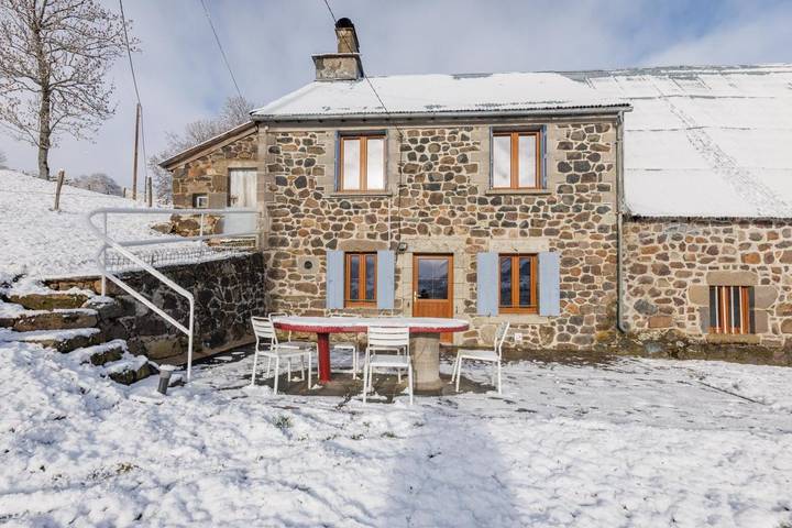 Location de vacances pour 8 personnes, avec jardin et terrasse dans Saint-Hippolyte (Cantal)
