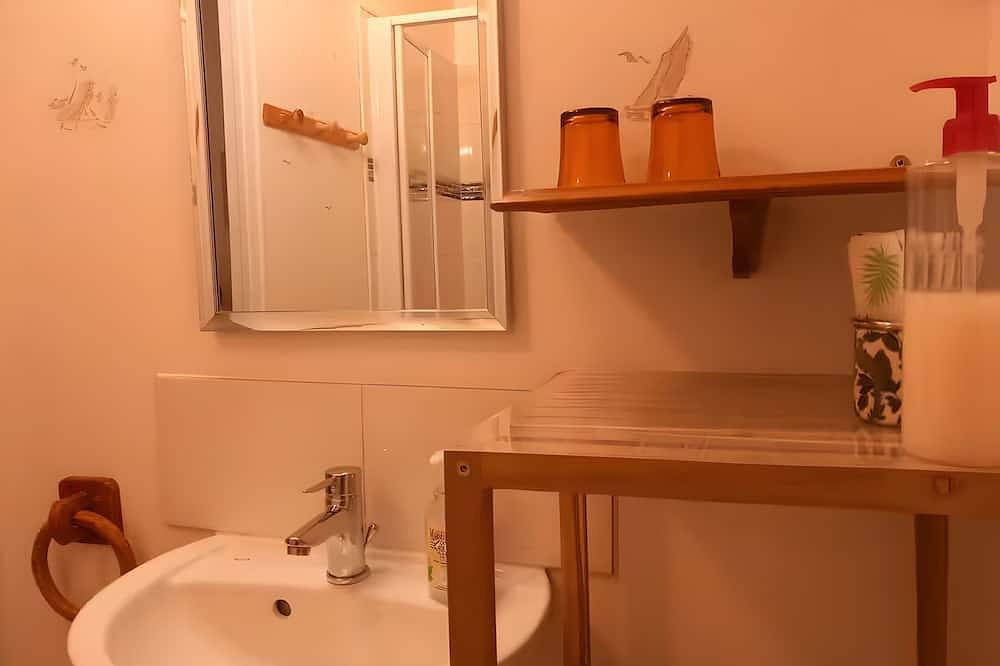 Chambre d’hôtes « La Chambre de Geneviève et Léonce » avec terrasse, jardin partagés et Wi-Fi in Abbeville, Région d'Abbeville