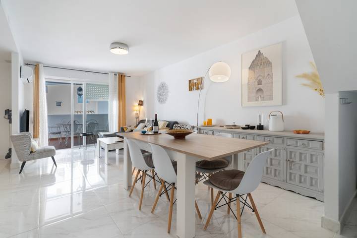 Ganze Wohnung, Ferienwohnung "Casa Chana" mit Terrasse, Gemeinschaftspool und Jacuzzi in Playa del Tesorillo (Almuñecar), Almuñecar