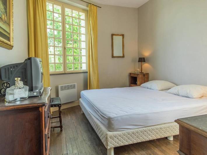 Location de vacances pour 3 personnes, avec terrasse ainsi que piscine et jardin à Cinais - 3