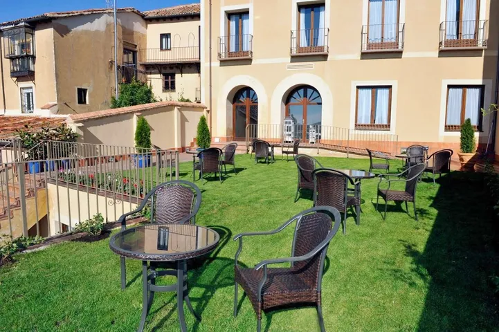 Hotel para 3 personas, con jardín - 1