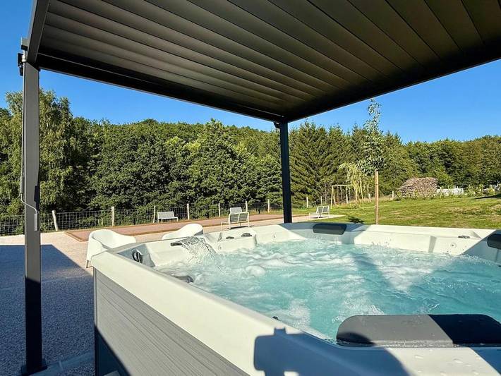 Location de vacances pour 14 personnes, avec Jacuzzi et Terrasse ainsi que Jardin et Vue dans Uriménil