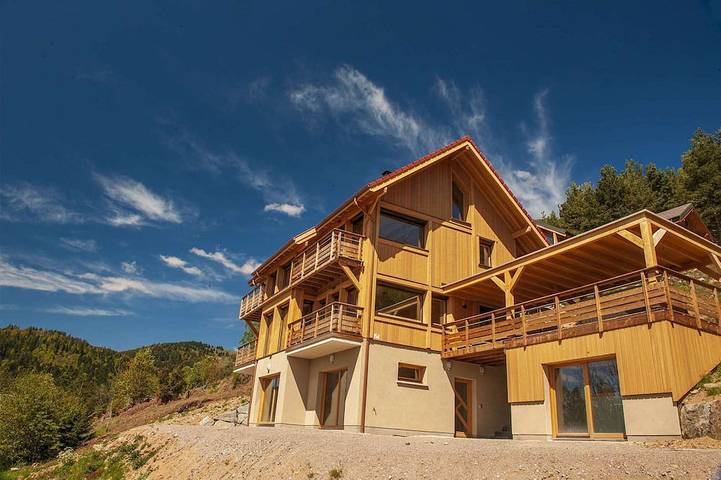 Chalet pour 14 personnes, avec balcon et jacuzzi ainsi que jardin et sauna