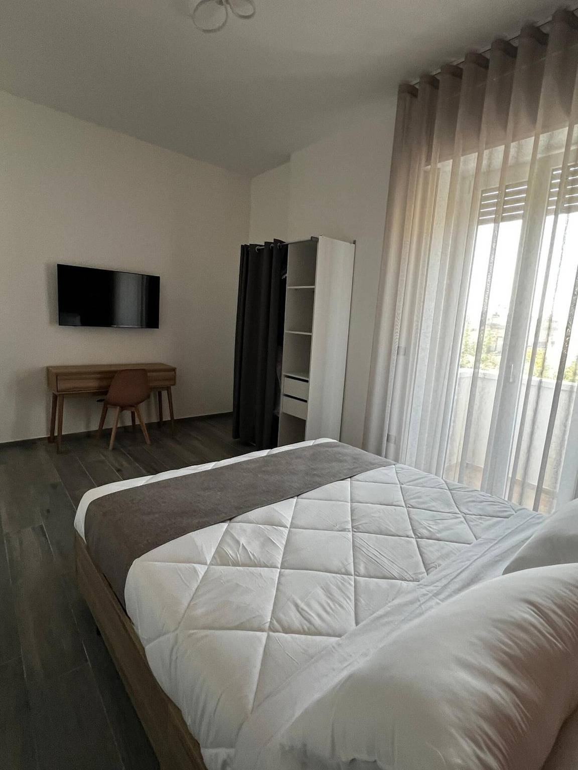 Camera 'Piazza Pertini - Room Ambra' con balcone, Wi-Fi e aria condizionata in Melendugno, Provincia di Lecce